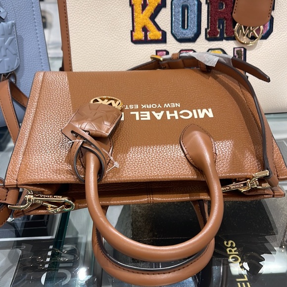 MICHAEL KORS Mirella Sm Shopper TZ XBody Pebbled Leather Crossbody
Luggage
NWT - Picture 6 of 16